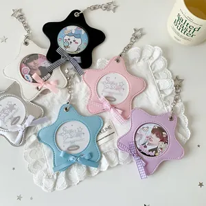 Vista piatta di portacarte in PU a forma di stella con fiocchi e clip a stella