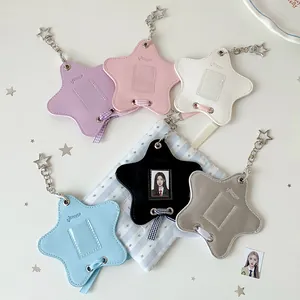 Vista piatta di porta carte in PU a forma di stella con nastri in sei colori pastello