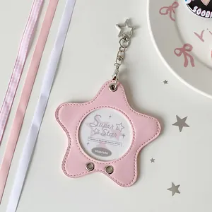 Dettaglio del porta carte rosa a forma di stella in PU con finestra e fibbia a stella