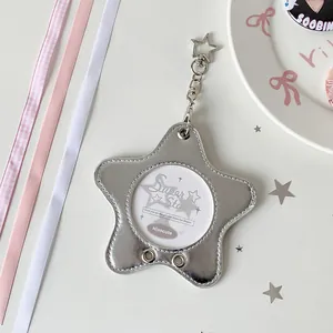 Dettaglio del porta fotocard a stella in PU argento con catena in metallo e finestra