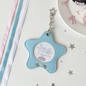 Dettaglio del porta fotocard in pelle PU azzurra a forma di stella con pendente a stella