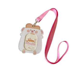 Porta badge a forma di orso in pelle PU bianca con cordino rosa e dettaglio toast