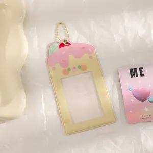 Detail eines süßen PVC-Kartenhalters im Dessert-Design mit rosa Creme und Goldkette