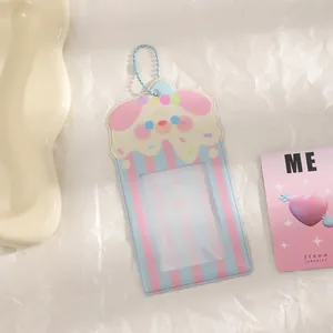 Detail der Cartoon-PVC-Kartenhülle mit blauer Kette und transparentem Sichtfenster