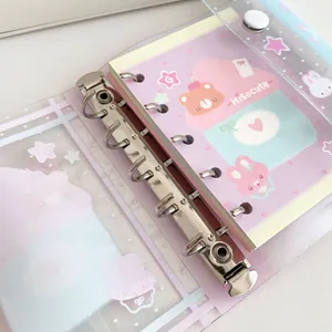 Dettaglio di un taccuino a 6 anelli in PVC trasparente con illustrazioni di orsi e metallo
