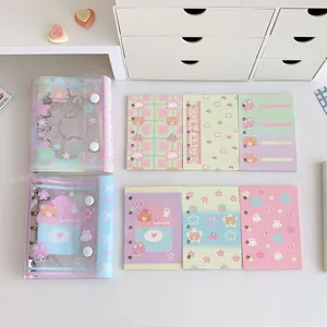 Dettaglio del mini raccoglitore a 3 anelli Kawaii con ricariche di orsetti e coniglietti