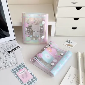 Dettaglio del mini quaderno ad anelli in PVC con orsetto dei cartoni e doppio scatto