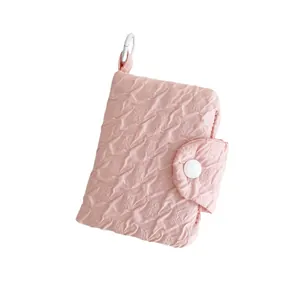 Roze mini-tasje met textuur, witte drukknoop en clip voor oortelefoons of muntgeld