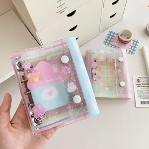 Dettaglio di un mini raccoglitore in PVC con clip metallica a 6 anelli e doppia chiusura
