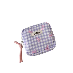 Trousse à maquillage minimaliste à carreaux mauves avec nœuds roses et sangle