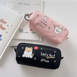 Dettaglio di astucci in tela rosa con gatto e neri con corgi e cerniere in metallo