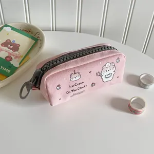 Dettaglio dell'astuccio in tela rosa con cerniera grande e stampa di gatto carino