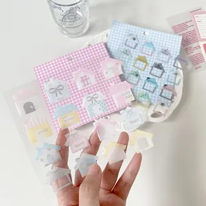 Primo piano di adesivi a forma di casa color macaron per scrapbooking e agende DIY