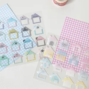Dettaglio di adesivi a forma di casa color pastello con motivi carini per DIY diario