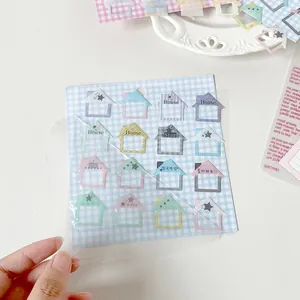 Dettaglio di adesivi a forma di casa pastello per decorazione scrapbooking e diari