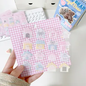 Dettaglio di 16 mini adesivi a forma di casa con motivi a fiocco rosa e blu