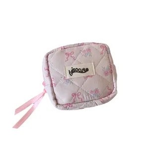 Mini bolsa acolchada floral con lazo y etiqueta hisocute para artículos pequeños