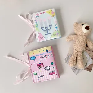 Détail de mini albums en PU avec attaches en ruban rose et motifs de dessins animés