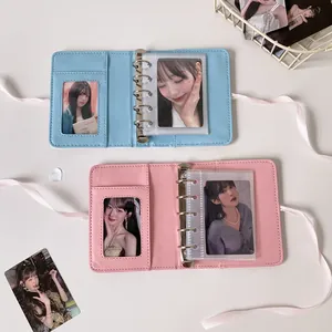 Gros plan d'albums photos en cuir PU bleu et rose avec rubans et anneaux amovibles