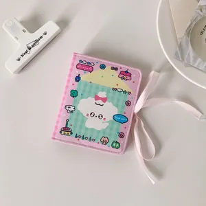Détail de l'album de cartes en cuir PU rose avec fermeture à ruban décorative