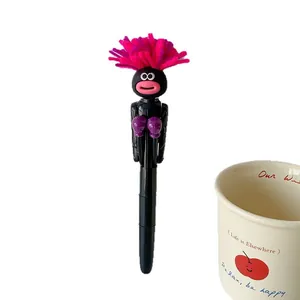 Grappige monster boksbalpen met roze lippen en magenta haar op een witte achtergrond