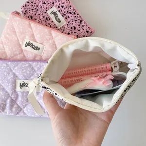 Neceser de tela acolchada con estampado floral y cremallera para almacenamiento