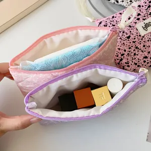 Primer plano de estuches de tela acolchada floral para maquillaje y accesorios
