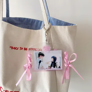 Macro-opname van doorzichtige glitter fotokaarthouder met roze linten en Sweet Love print