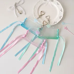 Detail van glitter pasjeshouders met kleurverloop, linten en hartvormige haken