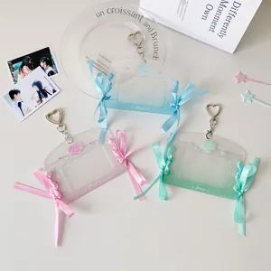 Detail van glitter pasjeshouders met lintstrikjes en hartvormige metalen hangers