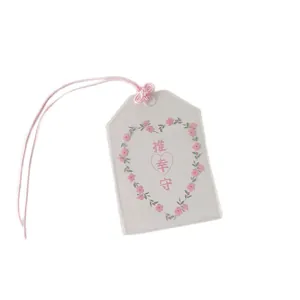 Porte-bonheur Omamori japonais en PVC avec motif de fleur rose sur fond gris clair