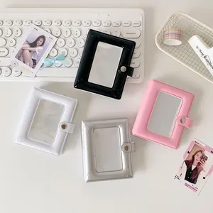 Vista dall'alto di mini album fotografici in quattro colori con trama a stelle goffrate