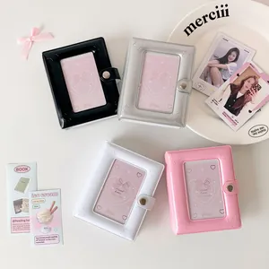 Dettaglio di mini album fotografici colorati con goffratura a stella e inserti cover