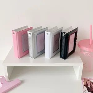 Mini album fotografici con finestra a cuore in rosa, argento, bianco e nero su scaffale