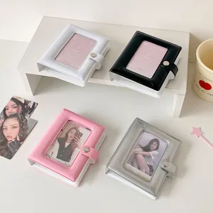 Dettaglio delle copertine di mini album fotografici con motivo a stelle e fibbia