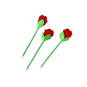 Drei realistische rote Rosen-Dekostifte mit samtigen Blüten und grünen Spiralstielen