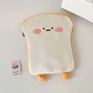 Detail der flauschigen Tablet-Hülle in Toast-Form mit süßem Gesicht und kleinen Beinen