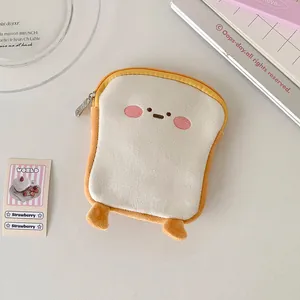 Nahaufnahme der flauschigen Toast-Geldbörse mit Stickerei und weicher Textur