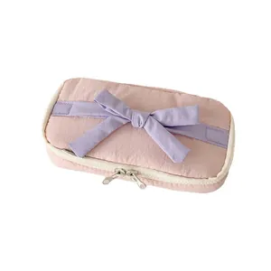Trousse en tissu rose doux avec un nœud lavande et une double fermeture éclair
