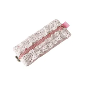 Trousse à crayons rose en tissu avec broderie en dentelle blanche et fermeture éclair