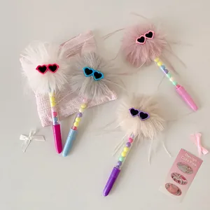 Stylo à bille créatif avec pompon duveteux et design de lunettes de soleil