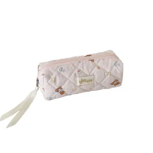 Niedliche rosa gesteppte Kosmetiktasche mit Bärenmotiven und Satinband-Zipper