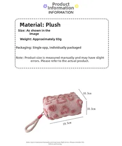 Vista dettagliata dell'astuccio in peluche rosa con cuori e dimensioni compatte