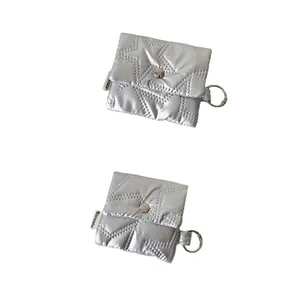 Set di due mini bustine argentate trapuntate con stelle, finitura metallica e gancio ad anello