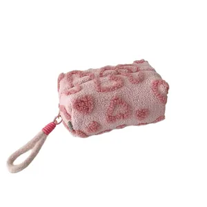 Astuccio in peluche rosa con motivo a cuore in lana di agnello e manico robusto