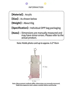 Dettaglio del porta fotocard in acrilico rosa con stella e goffratura di nuvole