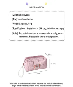 Dettaglio della borsa portaoggetti trapuntata rosa con manico in perle sintetiche