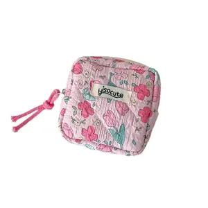 Estuche de algodón acolchado rosa con flores y un práctico cierre de cremallera
