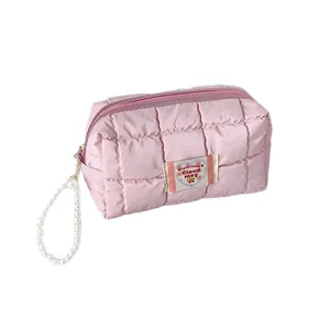 Astuccio trapuntato rosa capiente con catena di perle e etichetta con ciliegia