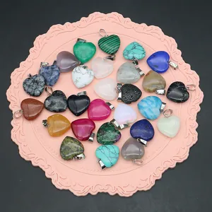 Varietà di ciondoli in cristallo di pietra naturale a forma di cuore con ganci in argento
